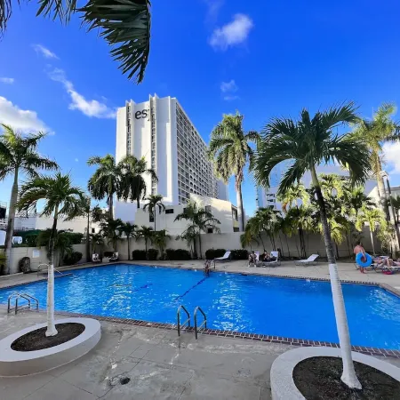 Fully Remodeled condo a few steps to beach Free parking WiFi