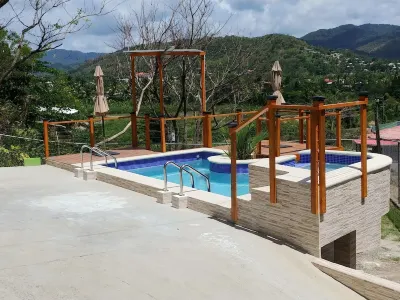 1 Modern A/C apartment with pool. Walking distance from beach, shop & restaurant Hotels in 