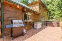 Cozy Retreat with a Hot Tub!
