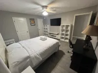 Modern style home! By hobby airport and Nasa. Full kitchen and strong WIFI . Hotels in der Nähe von Space Center Houston