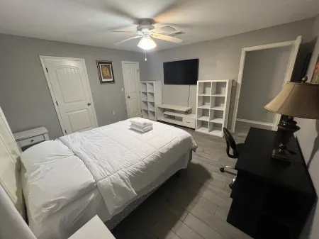 Modern style home! By hobby airport and Nasa. Full kitchen and strong WIFI . Отели рядом с достопримечательностью «Космический центр в Хьюстоне»