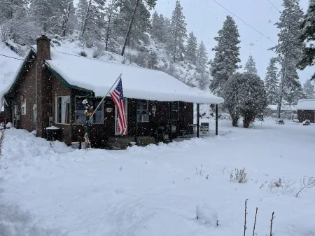 Peacefully 2BR Cabin with Firepit