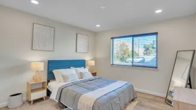 Beautiful Furnished 2 Bedroom w Fast Wi-Fi + Parking Space + Central DT Location