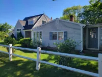 Walk to 3 beaches, downtown docks/waterfront. Dog friendly.  Includes Beach Pass