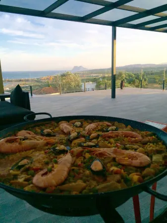 Elegant Villa W/ Views Of The Mediterranean, Gibraltar, Beach & Sotogrande Port