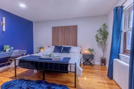 2 DEEP Discounted Apts by American Dream, Sleeps 8 Отели рядом с достопримечательностью «Hasbrouck Heights Recreation»