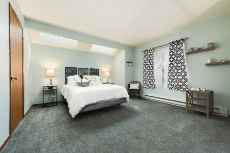 Charming Hidden Valley Retreat with New Hot Tub Spa, Wood Stove, Sauna & Jacuzzi