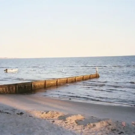 Now with TV - Relax in our 3-bedroom Westbrook cottage at West Beach