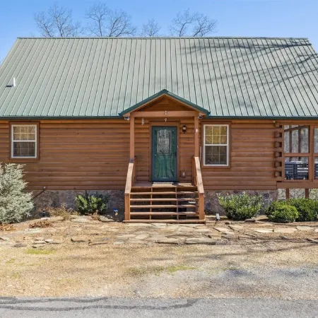 Stunning Mountain View Cabin w/Hot Tub & Game Room in Townsend