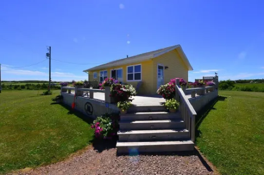 A cozy rustic cottage with a short walk to a fantastic beach in Seaview, PEI