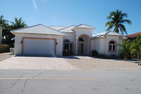 Beautiful Home in Key Colony Beach! Private Pool. Dock. Tiki Hut