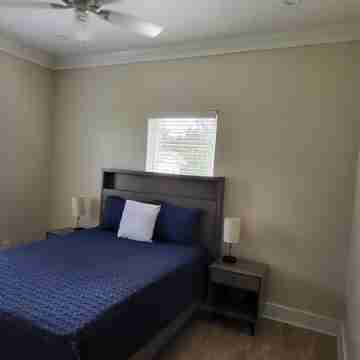 Cozy place with 24Hrs Security. 10 Minutes from the airport and 5 min from beach Rooms