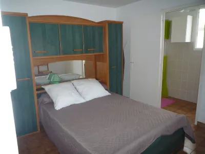 apartment F1,1 room, 1 kitchen, 1 bathroom possibility 4 pers. Отели в г. 