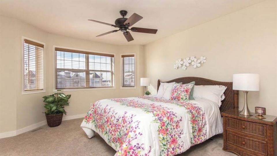 Cozy 3-bedroom townhouse in Red Deer. Family and Business friendly
