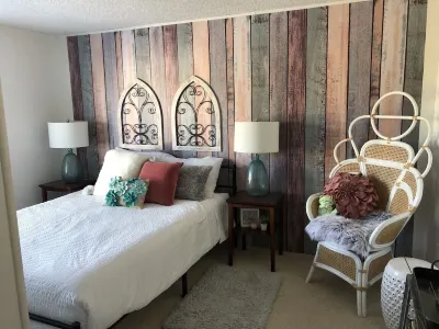 Secluded home in the Joshua Tree Forest close to the Grand Canyon West Skywalk Hotel dekat Grand Canyon Barat