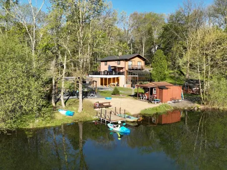 Lakefront house in the Pocono Stroudsburg Bushkill
