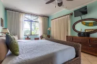 BEST LOCATION! Tropical 3 Bedroom Condo in Tamarindo