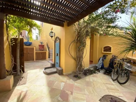 Cozy Villa near beach & pools