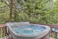 Cathedral ceilings Lodge, Hottub, Game Room, Firepit & a lot of room to sleep