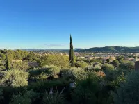 Ground floor with swimming pool and large terrace Hotels in Draguignan