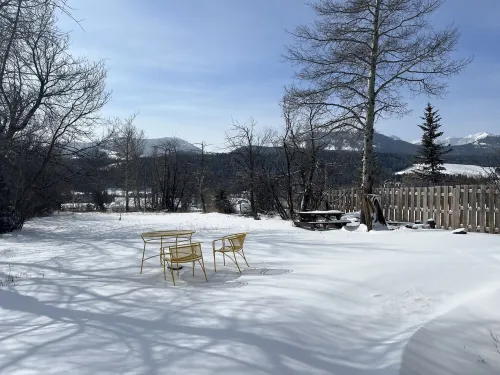 Sunny Mountain Farmhouse with Outdoor Cedar Sauna Hotels in Crowsnest Pass