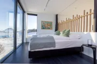 Private oceanfront paradise, northern lights immersion and wildlife Отели в г. 