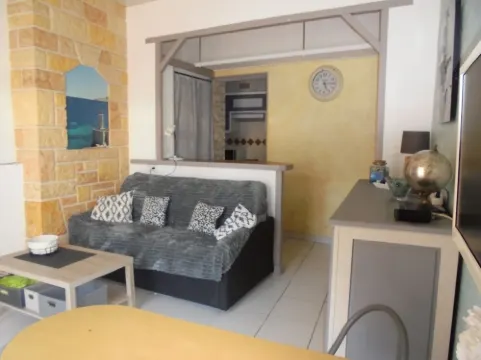 STUDIO 5 MINS FROM THE SEA AND SANDY BEACH 5 MINS FROM MARINA BAIE DES ANGES