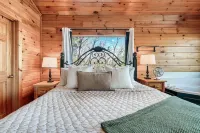 Romantic Couples Getaway-5 Min to the Pkwy-Hot Tub-20 Min to Gsmnp-Pet Friendly!