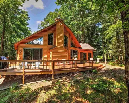 Riverfront Cabin Retreat – Sleeps Up to 18 on the Betsie River