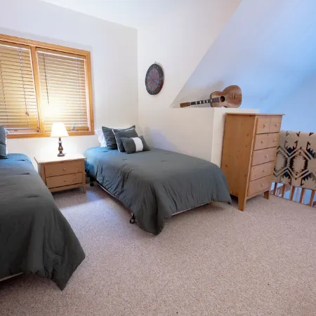 Spacious Townhouse minutes from Village and Slopes with shuttle to mountain