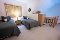 Spacious Townhouse minutes from Village and Slopes with shuttle to mountain