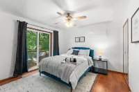 Balcony/Patio/ Separate Fenced Yard + Beach, Park & Downtown+close to Chicago Hotels in Chesterton