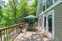 Smoky Mountain Retreat, 5 Min to Downtown Bryson City ~ Hot Tub ~ Hiking.