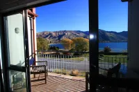 The Moorings Motel and Apartments - Mountain view