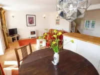 Kestrel Cottage Отели в г. Картмел