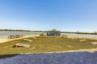 Waterfront Port Clinton Cottage: 5 Mi to Lake Erie - Homestays