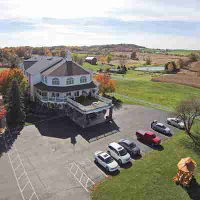 Inn at Amish Door Hotel Exterior
