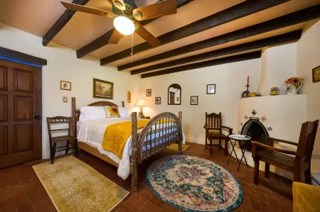 Loba Luna Bed & Breakfast Отели в г. Лос Ранчос де Олбукерк