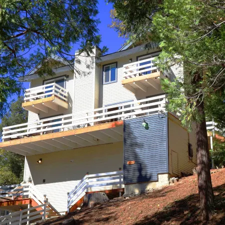 Picturesque Cabin 2 Balconies, Walk to Lake!