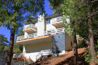 Picturesque Cabin 2 Balconies, Walk to Lake!