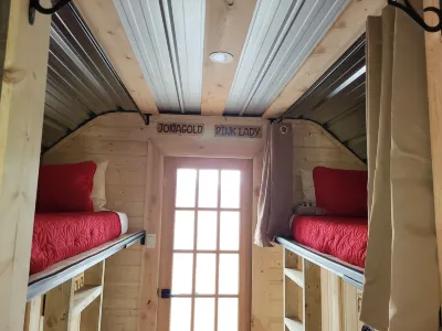 The Orchard (Hostel with Private Bunks) Отели рядом с достопримечательностью «Radium Splash Park»