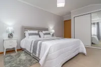 Casa Raimunda, Modern house with 2 bedrooms, views to the ocean and Arco. Hotels in Arco da Calheta