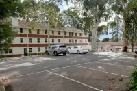 Linaker Motel - Motels