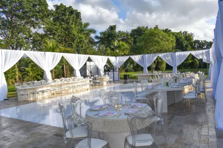 Saint Patrick Palace - Wedding-Ready Luxury Estate w/ Pool & Guest Cottage Отели в г. Дейви