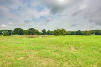 Family-Friendly de Kalb Getaway w/ Fire Pit! - 2-Star