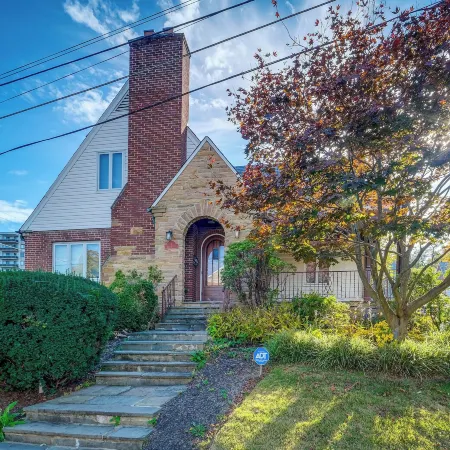 Silver Springs Home Walk to Downtown!