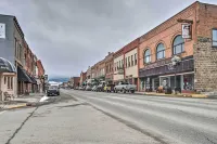 Updated Townhome w/ Hot Tub - Walk to Downtown! - parking