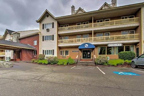 Hike, Ski, Explore: Lincoln Condo w/ Pool Access - parking