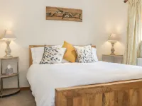 Old Hall Barn 1 Hotels near Stretton Antiques Market