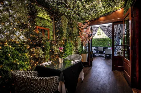 Beverly Hills Plaza Hotel & Spa Отели рядом с достопримечательностью «Парк Холмби»